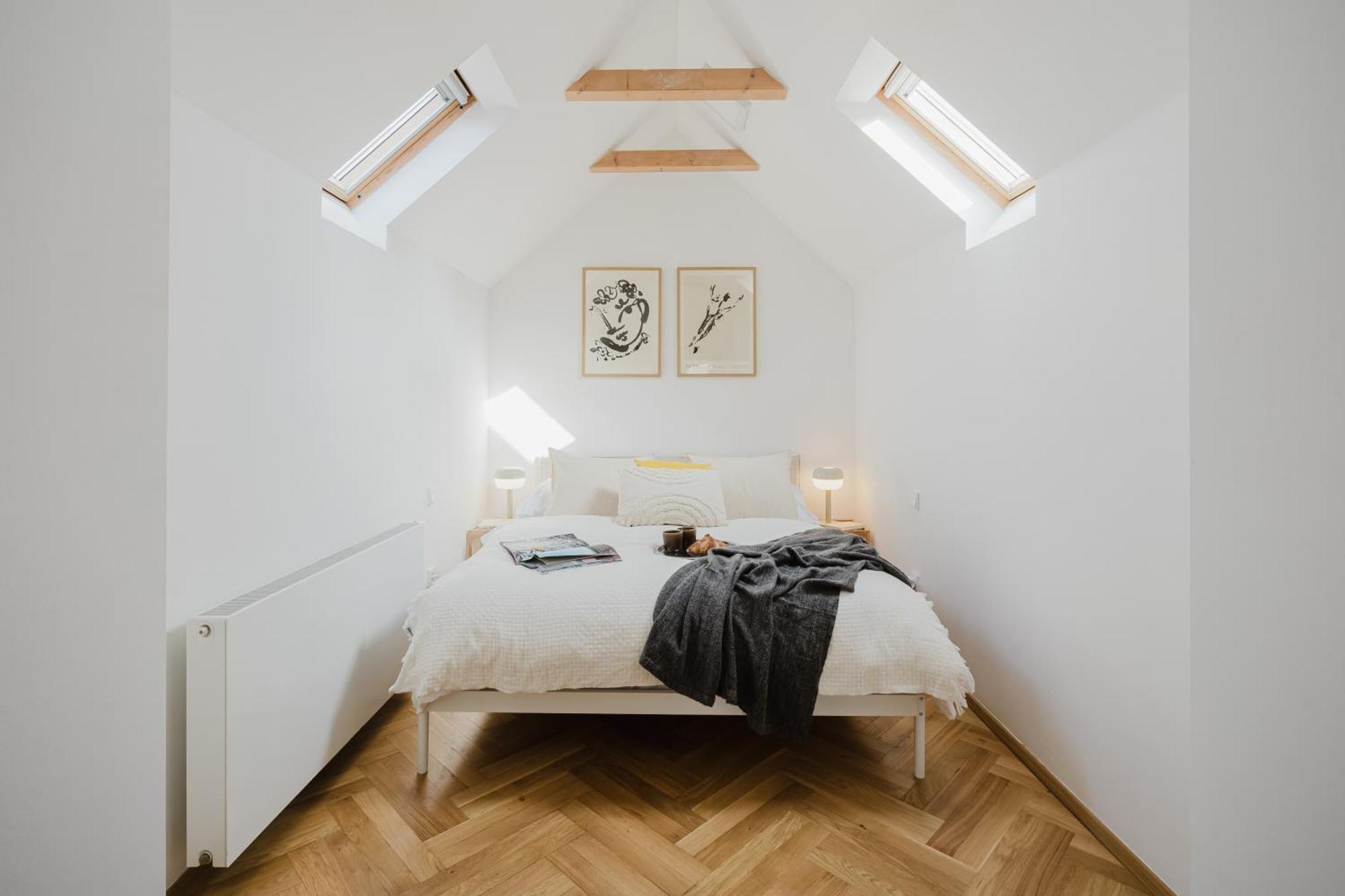 Days - Attic Maisonette - Workspace - Netflix - Vinohrady Praga